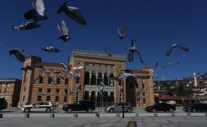 Foto: Dž.K./Radiosarajevo / Pušteno 500 golubova sa platoa Vijećnice